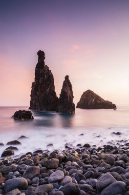 Portekiz 'in Madeira Adası, Port Moniz yakınlarındaki Ribeira da Janela sahilindeki deniz yığınları.