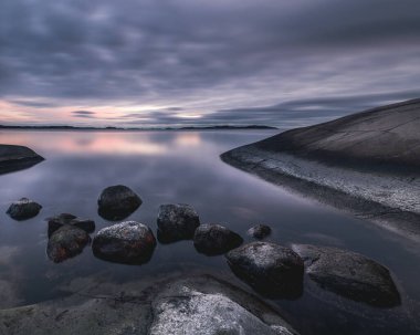 Sudaki kayaları, deniz manzarasını