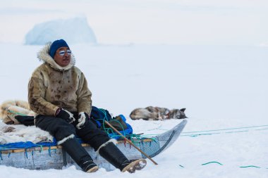 Musher ve köpeklerinin rahatlamasına bakın.
