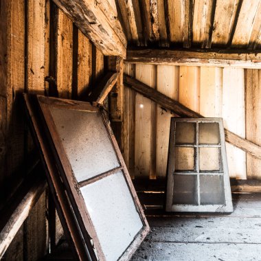 Ahşap bir ahırda kirli pencereler