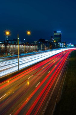 Gece şehir trafiğini izle, arabaların ışıklarının uzun pozlarını çek