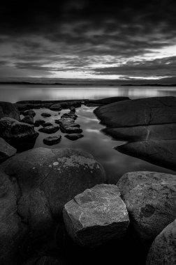 Sudaki kayaları, deniz manzarasını
