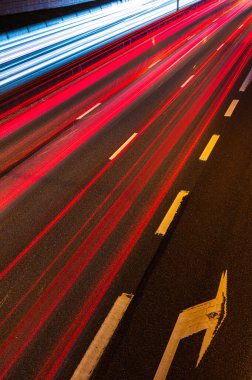 Gece şehir trafiğini izle, arabaların ışıklarının uzun pozlarını çek