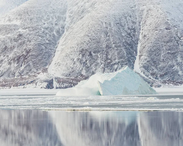 格陵兰冰海上的冰山 — 图库照片