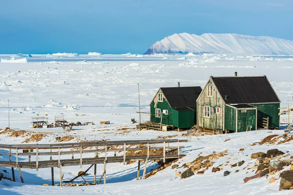 Una Fila Case Legno Colorate Contro Paesaggio Cumuli Neve — Foto Stock