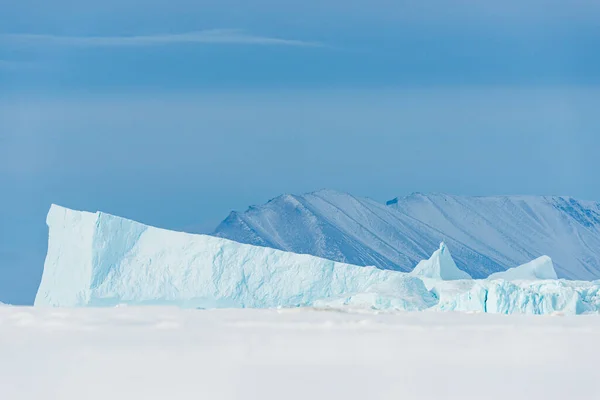 Eisberg Auf Gefrorenem Meer Grönland — Stockfoto