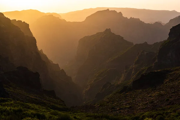 Vista Sobre Picos Montanhas Nevoeiro Manhã — Fotografia de Stock