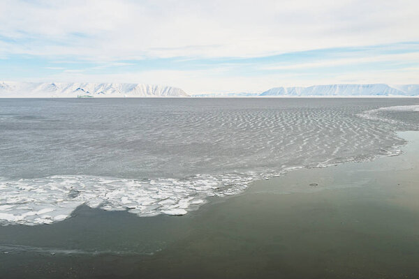 Айсберг на замерзшем море, Гренландия