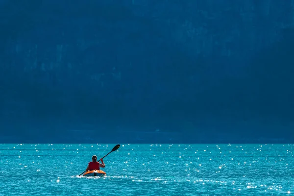 在挪威风景前的红色充气皮划艇 — 图库照片