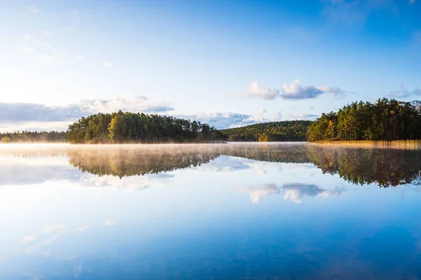 Vacker Utsikt Över Vattenytan Grund Sjö — Stockfoto