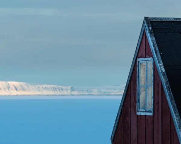 Czerwony Dom Oknem Przed Górami Zamarzniętym Morzem Grenlandia — Zdjęcie stockowe