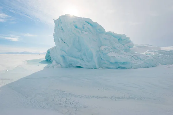 Donmuş denizdeki buzdağı, Grönland