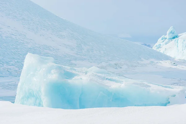 Isfjell Frossen Sjø Grønland – stockfoto