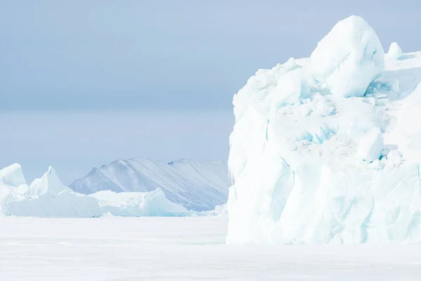Donmuş denizdeki buzdağı, Grönland