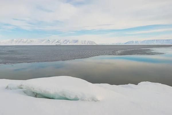 Eisberg Auf Gefrorenem Meer Grönland — Stockfoto