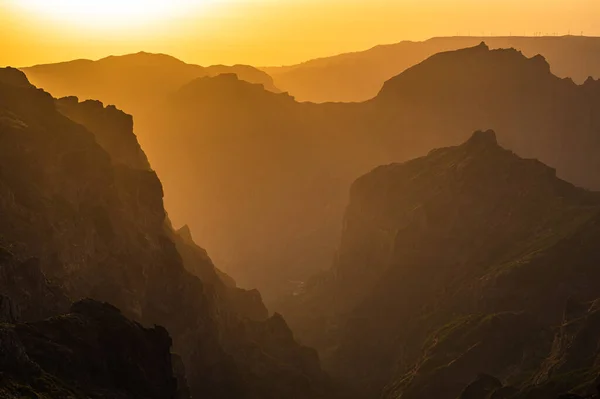 Blick Auf Berggipfel Morgennebel — Stockfoto