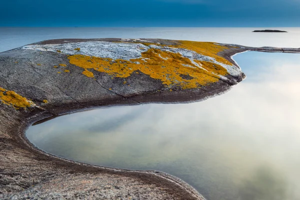 Sileä Vuorovesi Altaan Reunustama Sammaleinen Kivi — kuvapankkivalokuva