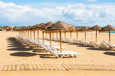 Karantina zamanında sahilde boş iskemleler.