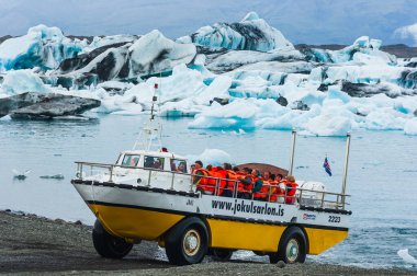 Buzul Vatnajokull ve buzul gölü Jokulsarlon İzlanda 'daki turist botu