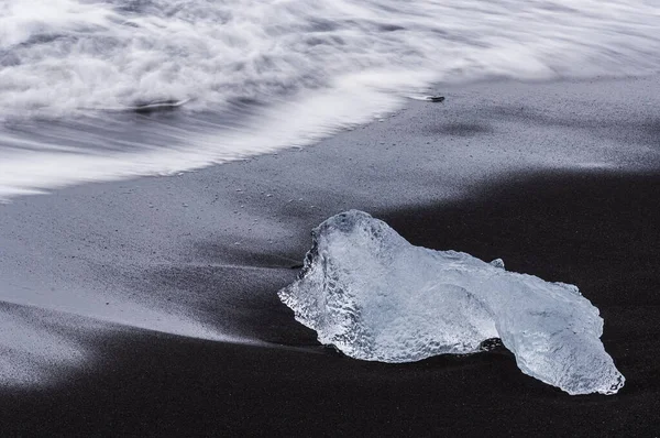 Uma Figura Gelo Numa Praia Negra Jokulsarlon Islândia — Fotografia de Stock