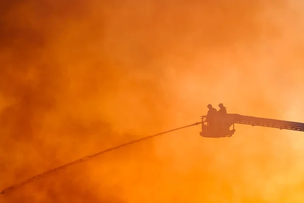 Blick Auf Feuerwehrleute Die Den Brand Rauch Löschen — Stockfoto