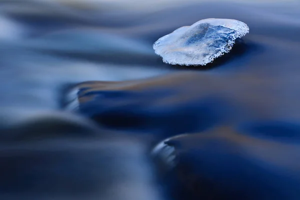 Gelo Sobre Uma Rocha Lisa Rio — Fotografia de Stock