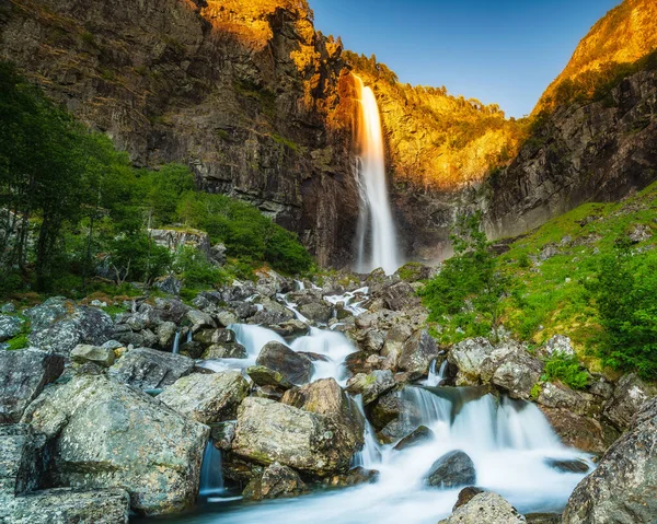 日落时美丽的挪威瀑布 — 图库照片
