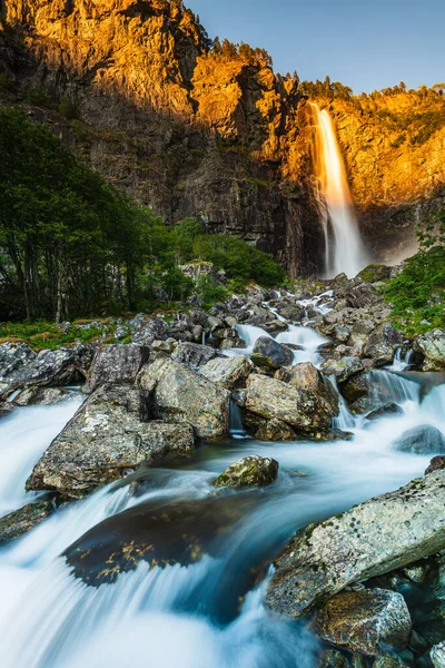 Vackert Norskt Vattenfall Vid Solnedgången — Stockfoto