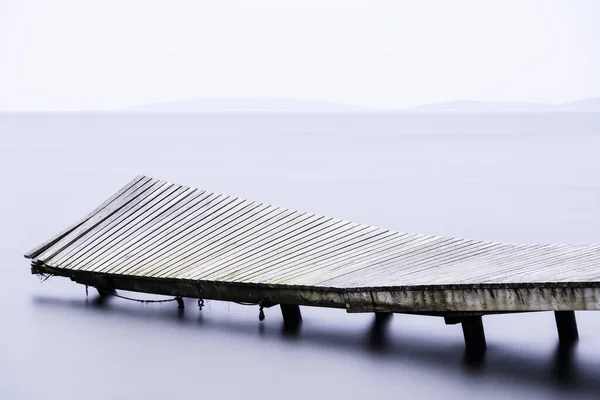 Vista Del Antiguo Muelle Sobre Superficie Del Agua Lago Niebla — Foto de Stock