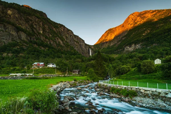 Fiume Fronte Paesaggio Montano — Foto Stock