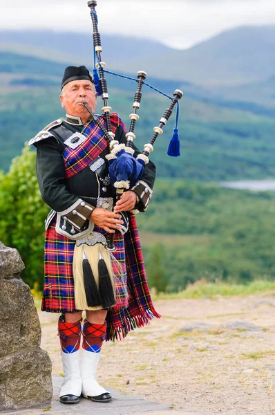 PORTREE, SCOTLAND - 30 Temmuz 2015: Geleneksel kostümle gayda çalan adam