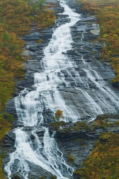 秋天瀑布的溪流 瀑布很大 — 图库照片