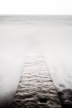 Jetty ve sisli deniz manzarası, Funchal, Madeira, Portekiz