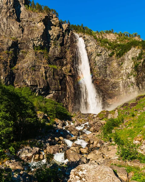 Vackert Norskt Vattenfall Med Regnbåge — Stockfoto