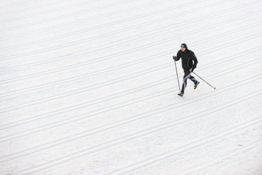 SLEN, SwEDEN - 3 Mart 2013: Kayakçı kros kayak yarışı için başlangıç alanına geliyor.