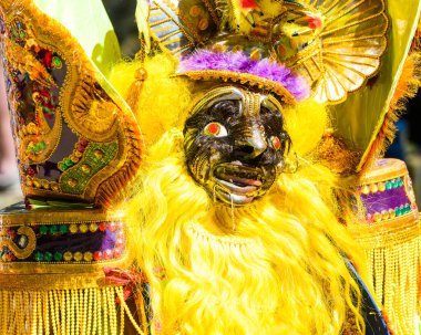 HAMMARKULLEN, SWEDEN - 25 Mayıs 2019: İsveç 'in Hammarkullen kentindeki yıllık karnavalda yüz maskeli bir karnaval dansçısının yüzü