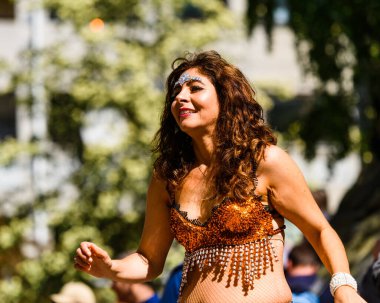 HAMMARKULLEN, SWEDEN - 25 Mayıs 2019: İsveç 'in Hammarkullen kentindeki yıllık karnavalda dans eden güzel bir karnaval kraliçesinin yüzü