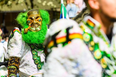 HAMMARKULLEN, SWEDEN - 25 Mayıs 2019: Hammarkullen, İsveç 'teki yıllık karnavalda altın maskeli adam.