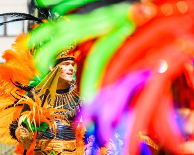 HAMMARKULLEN, SWEDEN - 25 Mayıs 2019: Hammarkullen, İsveç 'teki yıllık karnavalda genç bir adamın yüzü