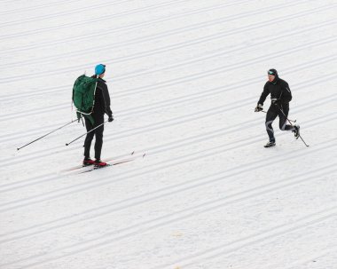 SLEN, SwEDEN - 3 Mart 2013: Kayakçılar kros kayak yarışı için başlangıç alanına geliyorlar.