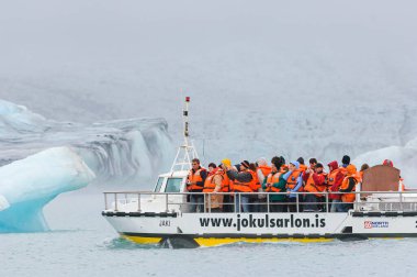 Buzul Gölü, İzlanda 'da turist teknesi.