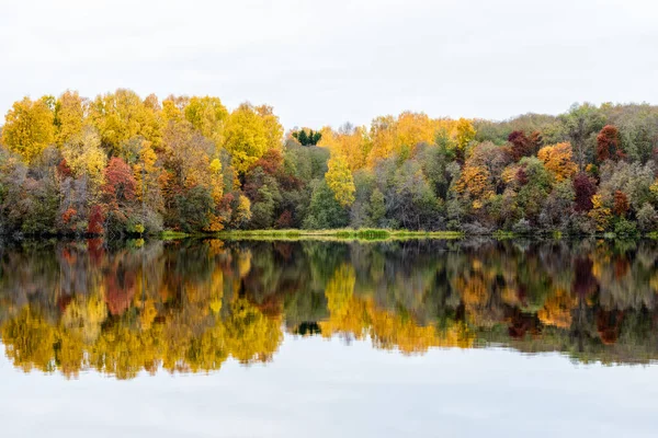 Slunce Svítí Přes Jezero — Stock fotografie