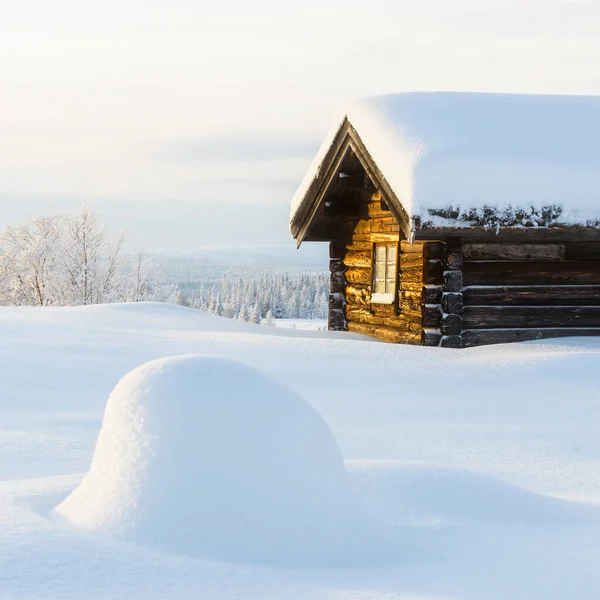 冬天在山上的木屋里 — 图库照片