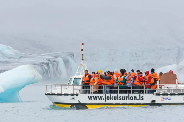 Buzul Gölü, İzlanda 'da turist teknesi.