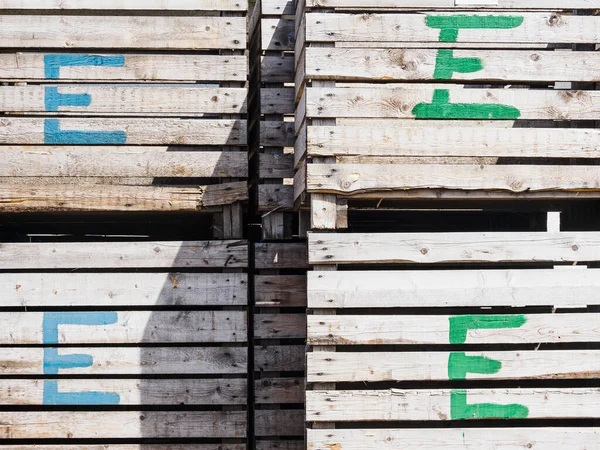 Tahta kutular E harfiyle işaretlenmiş.