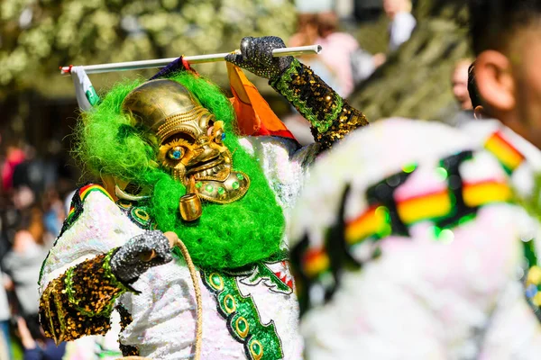 HAMMARKULLEN, SWEDEN - 25 Mayıs 2019: Hammarkullen, İsveç 'teki yıllık karnavalda altın maskeli adam.