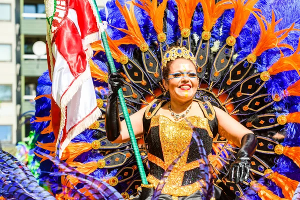 HAMMARKULLEN, SWEDEN - 25 Mayıs 2019: İsveç 'in Hammarkullen kentindeki yıllık karnavalda genç ve güzel bir karnaval kraliçesinin yüzü