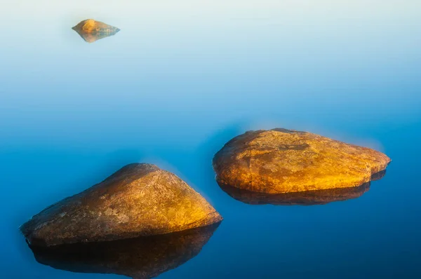 穏やかな水の中の石の眺め — ストック写真