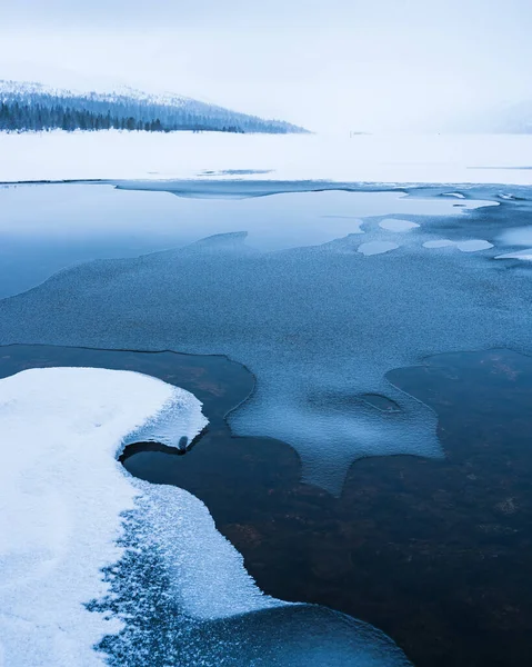 Bela Vista Lago Congelado Perto Floresta Inverno — Fotografia de Stock