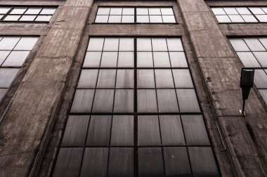 Koyu renk fabrika pencerelerinin görüntüsü 